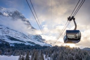 Die Berg- und Talfahrt mit der 3S-Bahn Eiger-Express bietet einen spektakulären Blick auf die Eiger Nordwand. – Foto: Jungfraubahnen 2019