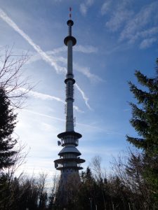 Der Sender Ochsenkopf ist ein fast 200 Meter hoher Fernsehturm, der sich seit 1958 auf dem Gipfel des gleichnamigen Berges befindet. Von dem Sendemast werden analoges Radio, digitales Radio und digitales Fernsehen abgestrahlt. Zudem dient er als Richtfunkknoten. – Foto: Dieter Warnick