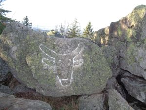 Das in den Stein eingemeißelte Stierhaupt auf dem Berggipfel („Wahrzeichenfelsen“) ist gut zu erkennen. – Foto: Dieter Warnick