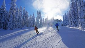 Die längsten Skipisten Nordbayerns schlängeln sich auf über vier Kilometern den Nord- und Südhang des Ochsenkopfs hinab. – Foto: Marketing GmbH Ochsenkopf / Andreas Munder