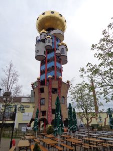 Der Kuchlbauer-Turm ist ein Turm auf dem Gelände der Brauerei Kuchlbauer in Abensberg im niederbayrischen Landkreis Kelheim. Der 34 Meter hohe Turm wurde von Friedensreich Hundertwasser geplant. – Foto. Dieter Warnick