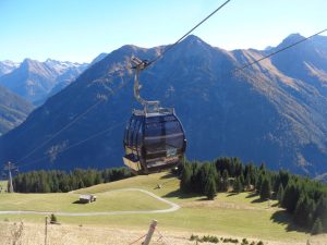 An der Bergstation der Jöchelspitzbahn auf 1800 Meter Seehöhe erwartet den Besucher einer der sonnigsten und schönsten Aussichtspunkte der Region. – Foto: Dieter Warnick