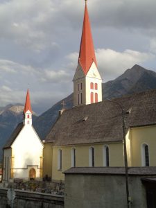 Die Gemeindekirche Unsere Liebe Frau Mariä Himmelfahrt in Holzgau wurde 1401 zur Pfarrkirche geweiht und steht unter Denkmalschutz. – Foto: Dieter Warnick