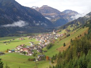 Holzgau liegt auf 1103 Meter im oberen Lechtal, hat 350 Einwohner und gilt aufgrund seiner herrlichen Lage und wegen des malerischen Dorfbildes zu Recht als Perle des Lechtals. – Foto: Dieter Warnick