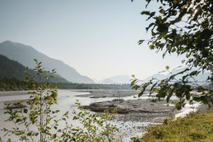 Als letzter Wildfluss im nördlichen Alpenraum kommt der Lech mitunter ganz schön breit daher und bildet bei Wasserarmut durchaus große Schotterbänke. – Foto: Tiroler Lechtal / Robert Eder