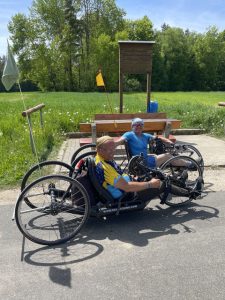 Auch Handbiker benötigen ab und an eine Pause. – Foto: Veit Riffer