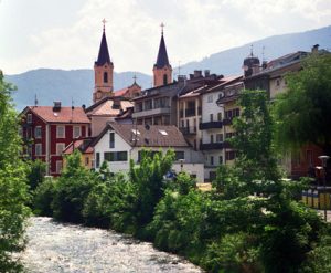 Ein wunderbares Fotomotiv ist die Groß-Gerau-Promenade mit Pfarrkirche. - Foto: Dieter Warnick