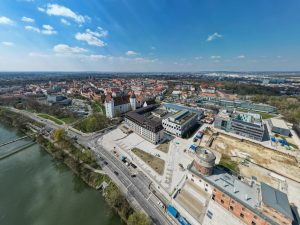 Auf dem ehemaligen Gießereigelände in unmittelbarer Nähe zur Donau und zur Altstadt „residiert“ das Maritim Hotel mit angeschlossenem Congress Centrum. – Foto: Maritim Hotels / Jean Marc Wiesner
