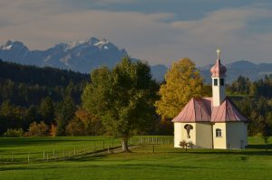 In Kinberg (Gemeinde Niederstaufen) steht die Wendelinskapelle, die um 1670 erbaut wurde. – Foto: Scheidegg-Tourismus / Wolfgang Kleiner