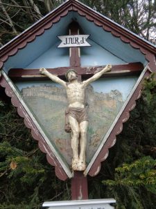 Wanderer stoßen auf den beiden Kapellenwegen immer wieder auf Bildstöcke mit dem gekreuzigten Jesus. – Foto: Dieter Warnick