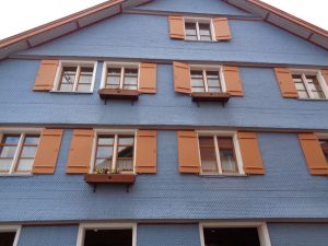 Ältere Häuser mit Schindelfassaden prägen die Ansicht vieler Scheidegger Häuser und Gemeinden im Westallgäu. – Foto: Dieter Warnick