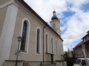 In der Ortsmitte befindet sich die 1797/98 erbaute katholische Pfarrkirche St. Gallus. – Foto: Dieter Warnick
