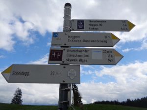 Wanderrouten gibt es rund um Scheidegg jede Menge. Wer „aussichtsreich premiumwandern“ will, folge dem Zeichen auf dem oberen Hinweisschild. – Foto: Dieter Warnick