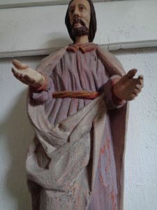 In der Kapelle St. Martina in Schalkenried findet sich diese unbekannte Heiligenfigur mit jeweils sechs Fingern an jeder Hand. – Foto: Dieter Warnick