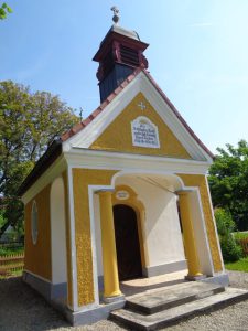 Die Kriegerkapelle in Harthausen, einem Ortsteil von Bad Aibling, wurde 1923 zu Ehren der Opfer des Ersten Weltkrieges von den drei Ortschaften Harthausen, Zell und Lohholz in Eigeninitiative errichtet. – Foto: Dieter Warnick