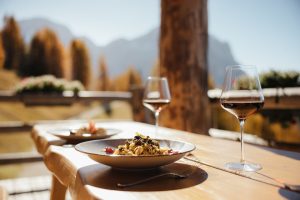 Guten Appetit: Köstliches Menü auf der Berghütte. - Foto: Alta Badia Brand / Alex Moling