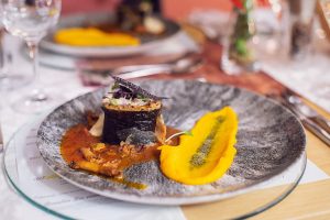 Raffiniert kombiniert: Spitzenköche kreieren bei den „Kulinarischen Nächten“ besondere Menüs. - Foto: Carletto Photography / MBN Tourismus