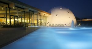 Die Badelandschaft umfasst 10 000 m² und hat eine Wasserfläche von insgesamt über 600 m². – Foto: Therme Bad Aibling