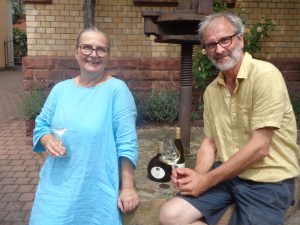 „Ohne Buntsandstein kein Spätburgunder“, sagt Winzerin Helga Stich, hier mit ihrem Mann Gerhard. – Foto: Dieter Warnick