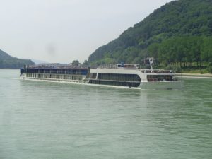 Große Flusskreuzfahrtschiffe bringen Touristen aus allen Regionen der Welt von Passau aus in Metropolen wie Wien oder Budapest. – Foto: Dieter Warnick