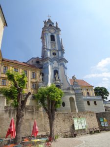 Der blau-weiße Turm der Stiftskirche zu Dürnstein ragt wie ein erhobener Finger gen Himmel. – Foto: Dieter Warnick