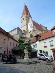 Die Wehrkirche in Weißenkirchen wacht über ihre Bürger und den Heiligen Nepomuk. – Foto: Dieter Warnick