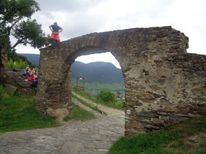 Das Rote Tor in Spitz ist ein Rest der ehemaligen Marktbefestigung, die aus Mauerzügen mit sieben Toren bestand. – Foto: Dieter Warnick