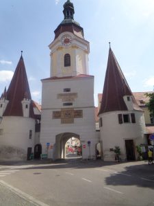 Das Wahrzeichen der Stadt Krems ist das Steiner Tor, ein historisches Stadttor, das im Jahr 2005 aufwendig restauriert wurde. – Foto: Dieter Warnick