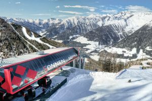 Postkarten-Panorama: Die Bergstation der neuen 10er-Kabinenbahn „Sonnen“. – Foto: Skiarena Klausberg