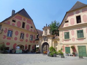 Im 700 Jahre alten Prandtauerhof der Winzerfamilie Holzapfel in Joching spielt Wein und gehobene Kulinarik eine große Rolle. – Foto: Dieter Warnick