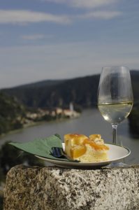 Zu Marillenkuchen schmeckt neben einer Tasse Kaffee ein Gläschen Grüner Veltlinger oder ein Riesling besonders gut. – Foto: Donau Niederösterreich / Steve Haider