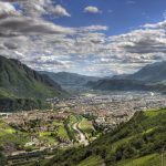 In einem weitläufigen Talkessel gelegen, umgeben von sanften Hügeln und mächtigen Bergen, liegt die Südtiroler Landeshauptstadt Bozen; dort leben 107 000 Einwohner. – Foto: Sergio Buono