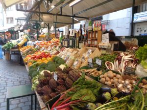 Im Frühling und im Sommer ist der Obstmarkt das wohl mediterranste Fleckchen in Bozen; aber auch im Herbst und Winter ist das Angebot überaus reichlich – kulinarisch gibt es so gut wie alles. – Foto: Dieter Warnick