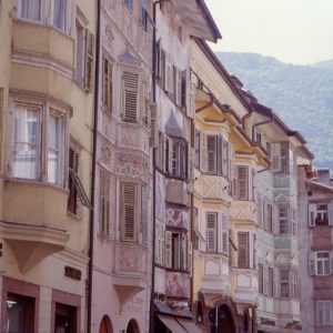 Die Bindergasse ist eine der typischsten Straßen in der Altstadt mit ihren herrlichen Fassaden, den schmiedeeisernen Schildern, den vielen Wirtshäusern und dem historischen Hotel Mondschein. – Foto: Sergio Buono