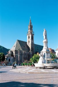 Der Waltherplatz mit dem Denkmal des Minnesängers Walther von der Vogelweide ist der zentrale Platz in Bozen. – Foto: Verkehrsamt der Stadt Bozen