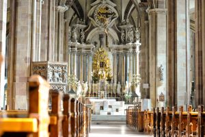 Der Bozner Dom ist die Kathedrale der Diözese Bozen-Brixen. Die dreischiffige Hallenkirche enthält eine spätgotische Kanzel aus Sandstein. – Foto: Luca Ognibene