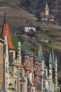 Türmchen, Erker, Vorbauten – in Bozen gilt es, mit offenen Augen durch die Stadt und die Gassen zu laufen. – Foto: Sergio Buono