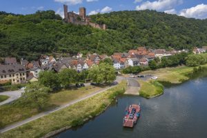 Die Burgruine Henneburg mit Stadtprozelten. – Foto: Stadt Stadtprozelten–Tourismusverband Spessart-Mainland / Holger Leue