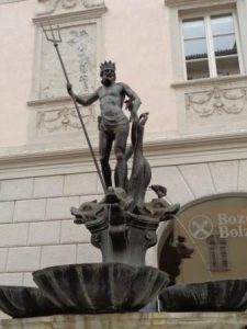 Der Neptunbrunnen am Obstplatz ist eine der 100 schönsten Stadtplastiken Italiens. – Foto: Dieter Warnick