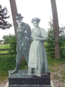 Auf der Freud-Promenade begegnet man auf Schritt und Tritt dem Vater der Psychoanalyse, Siegmund Freud (hier mit seiner Tochter Anna). 13 Sitzbänke sind mit Aphorismen aus Freuds Werken bestückt. – Foto: Dieter Warnick