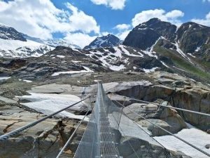 Mit Hängebrücke statt Steigeisen: Gletscherquerung leicht gemacht. - Foto: Carole Schwebel