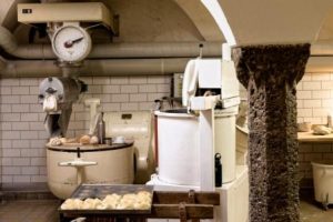 In Salzburgs ältester Backstube, der der Stiftsbäckerei Sankt Peter, gibt es hervorragendes Sauerteigbrot. – Foto: Hans Nagel