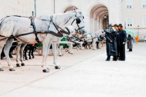 Die Fiaker und Salzburg gehören einfach zusammen. Am Residenzplatz warten sie auf Kundschaft. – Foto: Hans Nagel