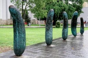 „Gurken“ ist ein aus fünf einzelnen Skulpturen bestehendes Kunstwerk des österreichischen Künstlers Erwin Wurm (*1954). Es befindet sich im Wilhelm-Furtwängler-Garten direkt beim Festspielhaus. – Foto: Hans Hagel