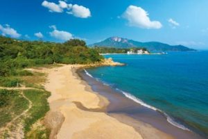 Der drei Kilometer lange Cheung Sha Beach auf Lantau Island mit seinem feinen, weißen Sand und dem klaren Wasser, ist der längste Strand Hongkongs. – Foto: Hong Kong Tourism Board