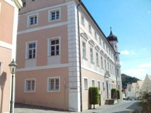 Das ehemalige fürstbischöfliche Schloss dominiert optisch den Marktplatz. – Foto: Dieter Warnick