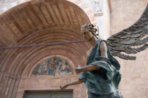 Diese Figur ist im Dom zu Verona zu sehen; das Gotteshaus versteckt sich allerdings etwas abseits im Gassengewirr der Altstadt. – Foto: Marion Lafogler
