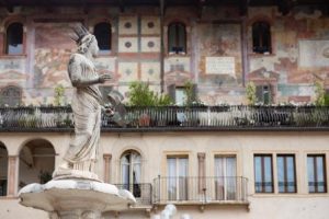 Inmitten eines prächtigen Brunnens, zentral auf der Piazza delle Erbe, steht das älteste Denkmal und Symbol der Stadt: die 1368 errichtete Statue „Madonna Verona“. – Foto: Marion Lafogler