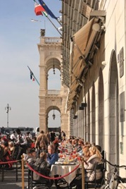 Das Caffé degli Specchi ist der Hotspot auf der Piazza dell´ Unita in Triest. Die Piazza ist der größte zum Meer offene Platz Europas. – Foto: Maria Kampp