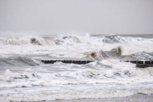 Rauhe Nordsee: Das wilde Wasser ist nicht nur spektakulär anzuschauen, die Meerluft ist auch wohltuend. – Foto: Kees van Surksum